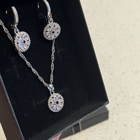 3pcs/set Elegant Flower Shaped Cubic Zirconia Jewelry Set With Jewelry Gift Box - Picture 6 of 11